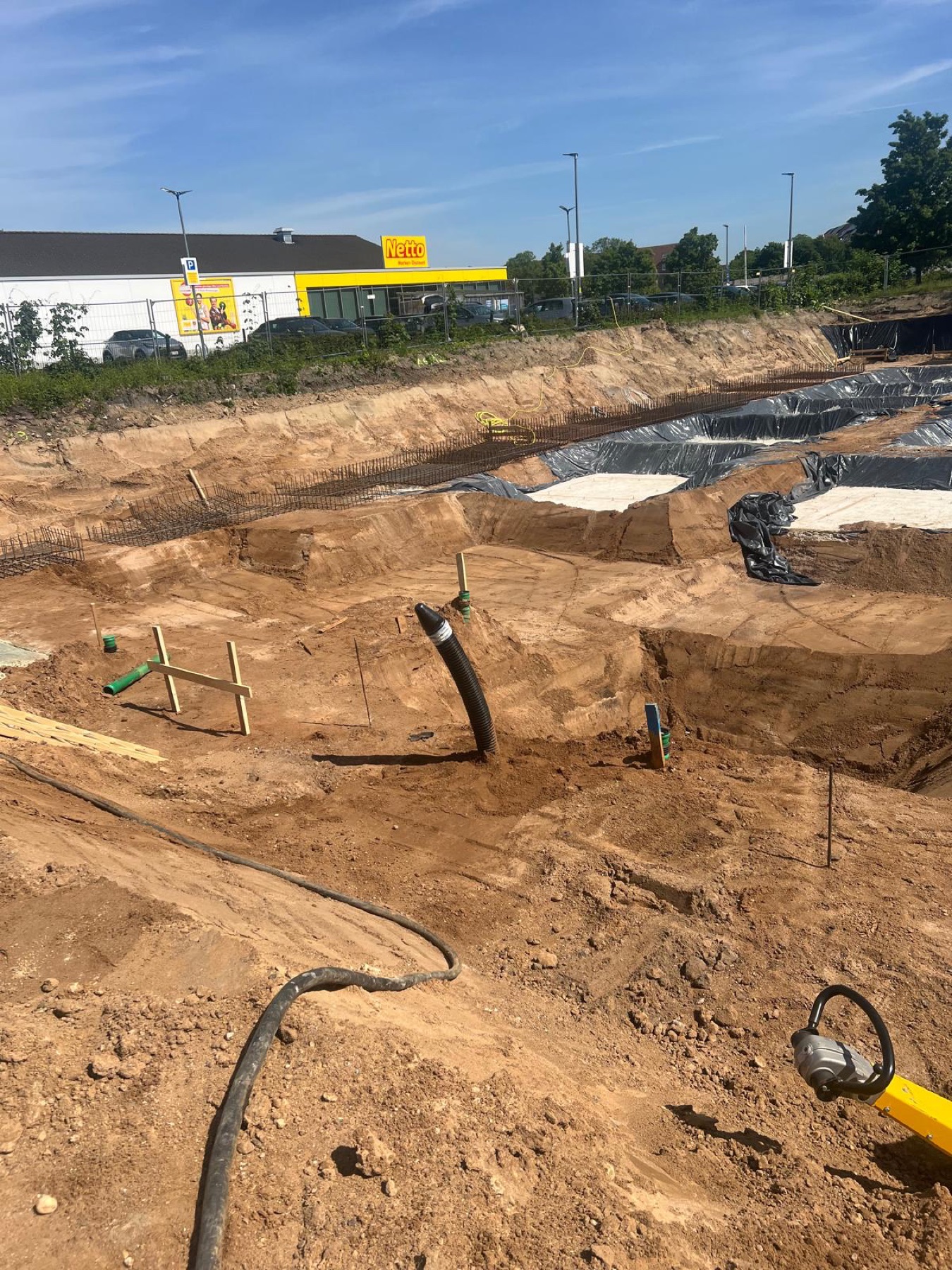 Tiefbau- und Leitungsbauarbeiten auf der Baustelle in Düsseldorf
